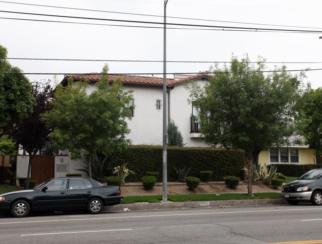 6451 Woodley Ave Residences in Van Nuys, CA - Building Photo - Building Photo