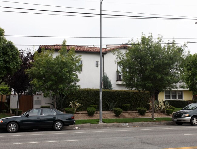 6451 Woodley Ave in Van Nuys, CA - Building Photo - Building Photo