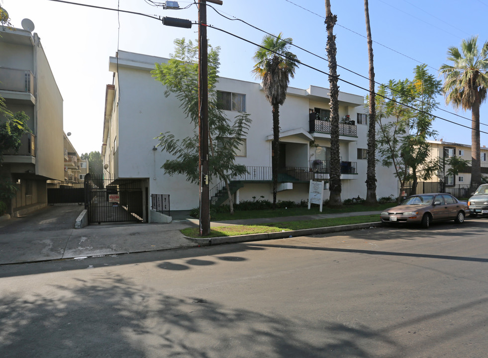 Royal Wyandotte Apartments in Van Nuys, CA - Building Photo