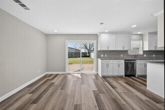 809 Michelle Dr in Everman, TX - Building Photo - Building Photo