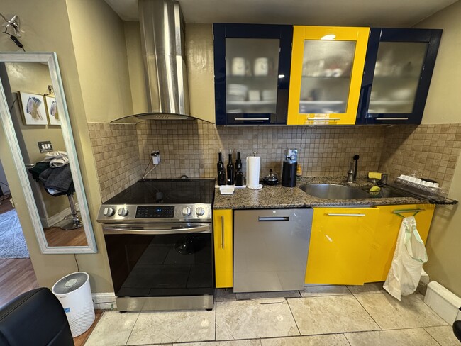 18 Plimpton Ave, Unit 2 in Norwood, MA - Foto de edificio - Building Photo