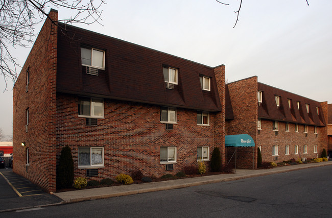 Simone Place Apartments in Bergenfield, NJ - Building Photo - Building Photo