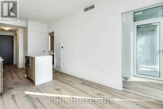 1 Yorkville Ave in Toronto, ON - Building Photo - Building Photo