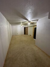 1325 Creekside Ct in Waterloo, IA - Building Photo - Building Photo