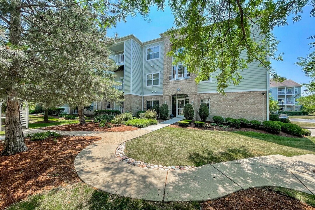 1307 W Lake St in Addison, IL - Building Photo