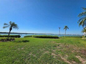 6295 Bahia Del Mar Cir in St. Petersburg, FL - Building Photo