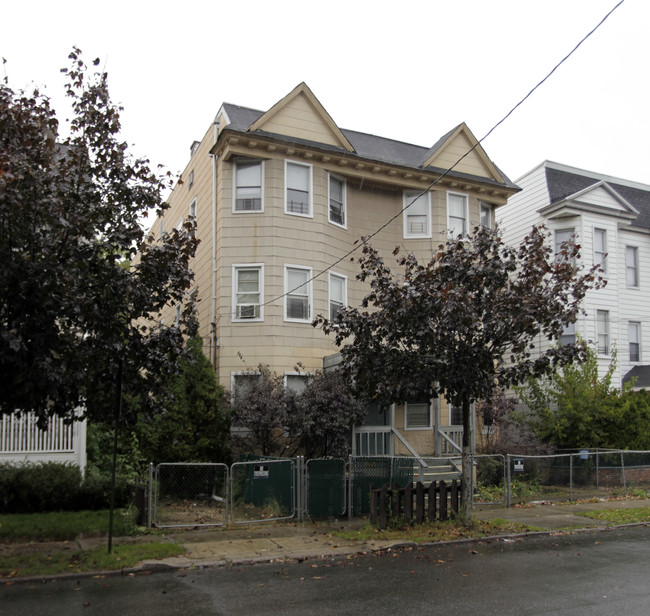 42 Charles St in Bloomfield, NJ - Foto de edificio - Building Photo