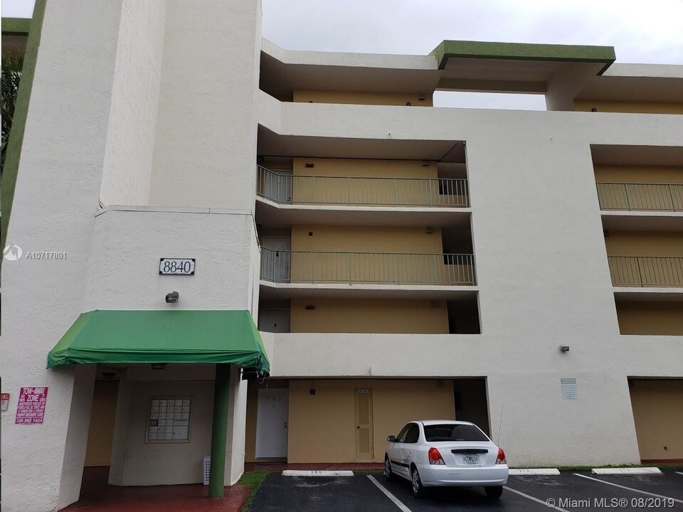 8840 Fontainebleau Blvd-Unit -402 in Miami, FL - Building Photo