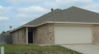 204-206 Robin St in Crowley, TX - Building Photo