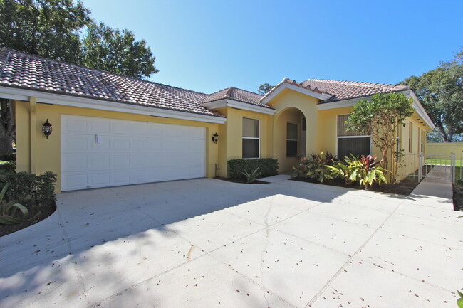 252 Sussex Cir in Jupiter, FL - Foto de edificio - Building Photo