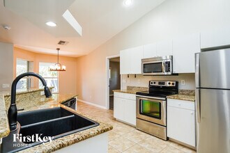 4028 NE 10th Pl in Cape Coral, FL - Foto de edificio - Building Photo