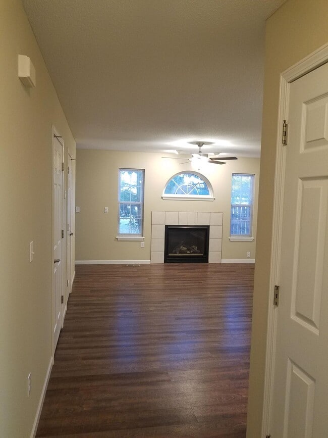 421 Orchard View Ct in Glen Carbon, IL - Foto de edificio - Building Photo