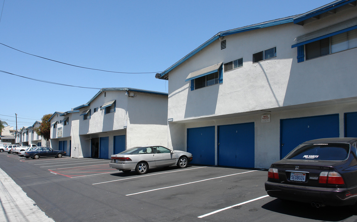 Pacific Court Apartments in Huntington Beach, CA - Foto de edificio