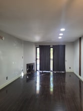 22100 Burbank Blvd in Los Angeles, CA - Foto de edificio - Building Photo