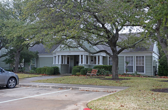 Crystal Creek Apartments in Round Rock, TX - Foto de edificio - Building Photo