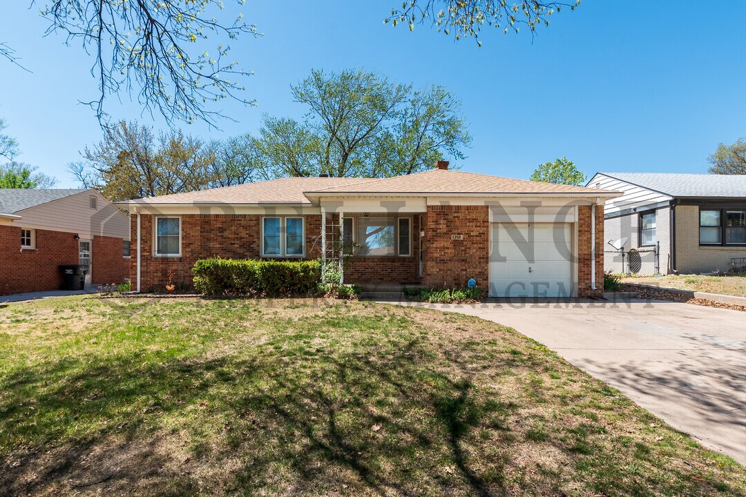 1707 S Mission Rd in Wichita, KS - Building Photo