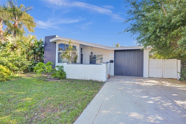 2590 NE 200th St in Miami, FL - Building Photo - Building Photo