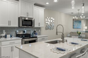 14680 Edgewater Cir in Naples, FL - Building Photo