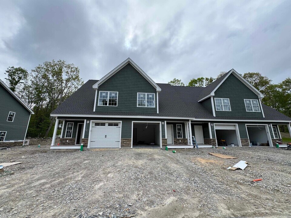 74 Rockingham Rd in Derry, NH - Foto de edificio