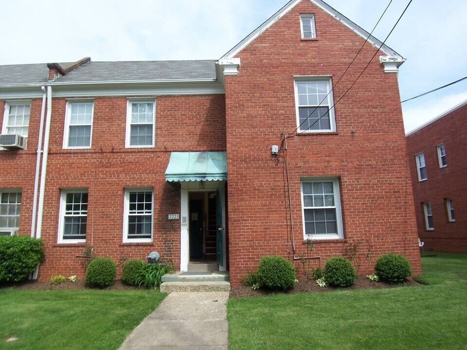 2221 40th St NW in Washington, DC - Building Photo