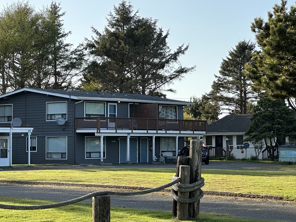 757 Ocean Ct NW in Ocean Shores, WA - Foto de edificio
