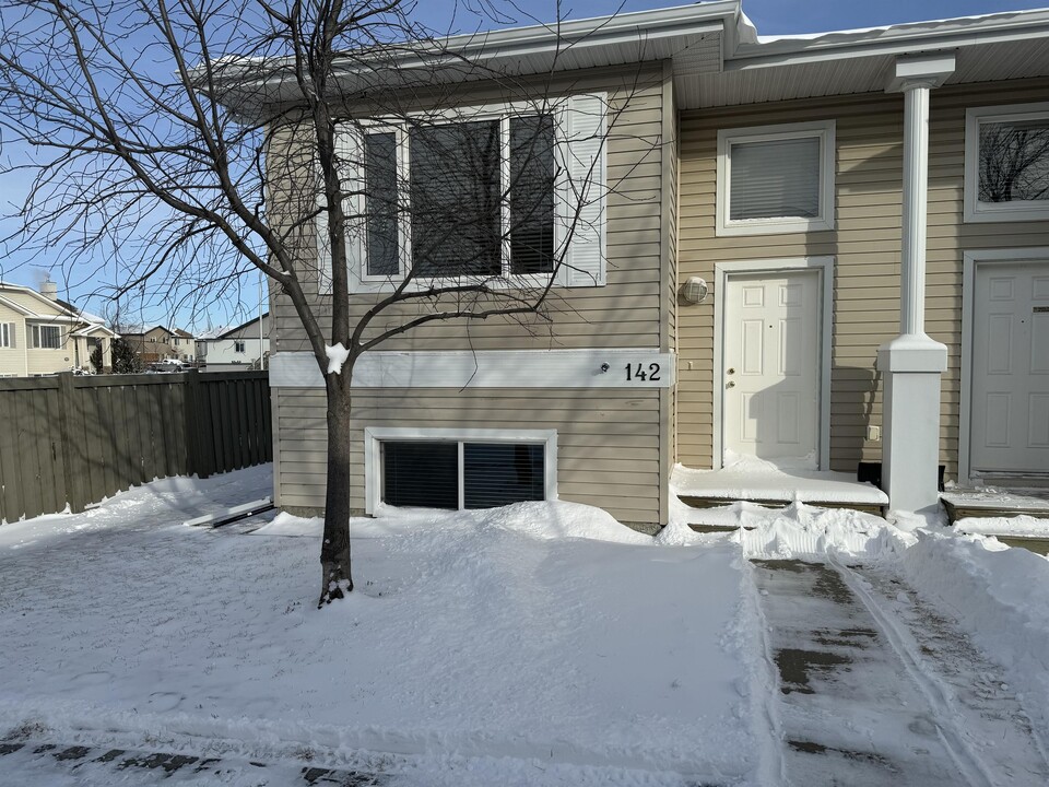 9105-9191 91 St in Grande Prairie, AB - Building Photo