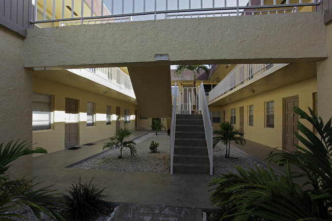 Fillmore Gardens Apartments in Hollywood, FL - Building Photo - Building Photo