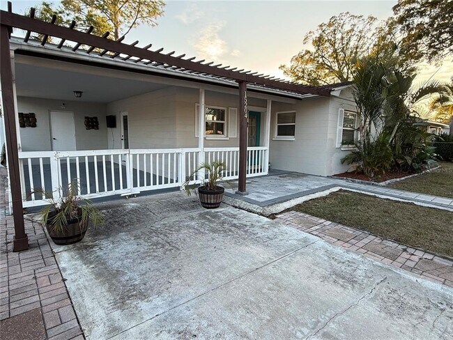 15204 Monet Dr in Tampa, FL - Building Photo - Building Photo