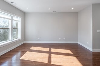 1710 W Lunt Ave in Chicago, IL - Building Photo - Interior Photo