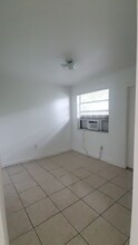 152 SW 9th St, Unit Apt 4 in Miami, FL - Foto de edificio - Building Photo