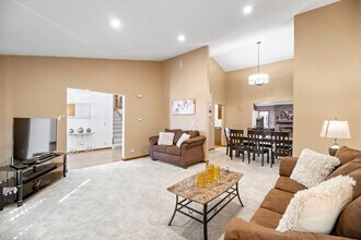 121 S Windham Ln in Bloomingdale, IL - Building Photo - Building Photo