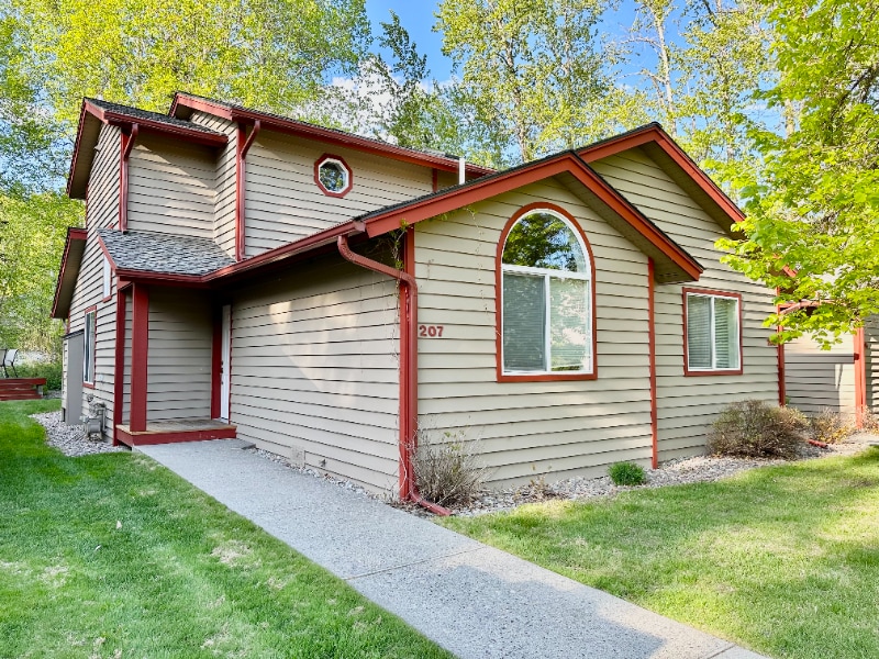 1750 E Lakeshore Dr in Whitefish, MT - Building Photo