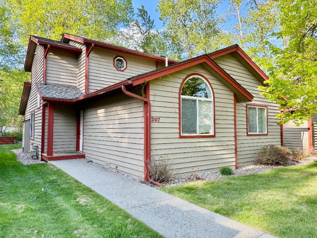 1750 E Lakeshore Dr in Whitefish, MT - Building Photo - Building Photo