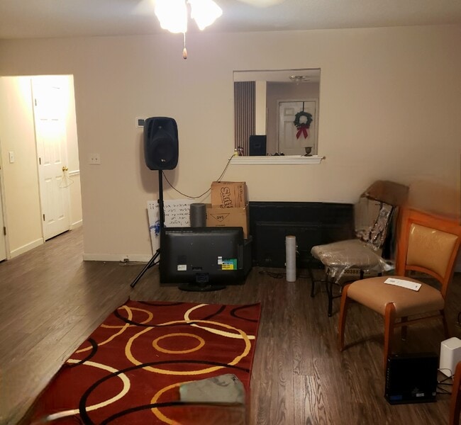 1517 April Ln