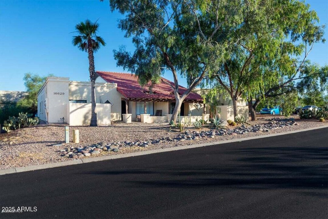 16629 E Almont Dr in Fountain Hills, AZ - Foto de edificio