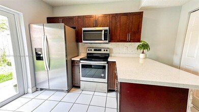 8039 Lake Dr, Unit 101 in Doral, FL - Building Photo - Building Photo