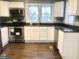 102 S Whissen St in Edinburg, VA - Building Photo