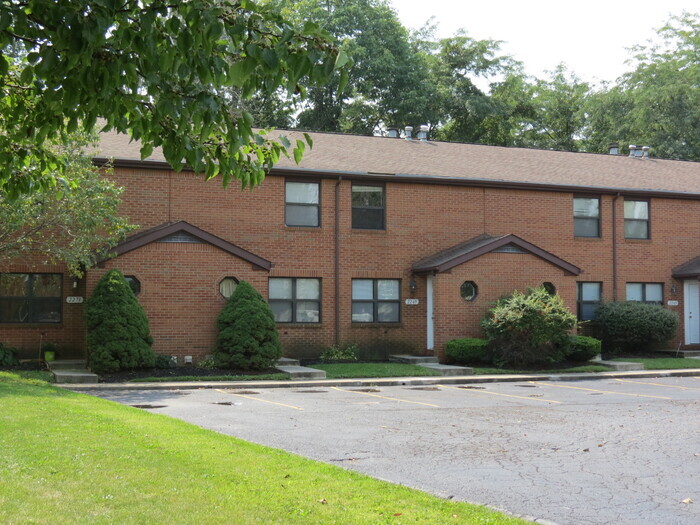 2273 Hughey Dr in Reynoldsburg, OH - Building Photo