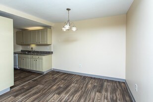 Devonshire on Canal in Lansing, MI - Building Photo