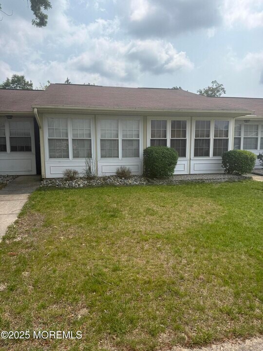 12A Edinburgh Ln in Manchester Township, NJ - Building Photo