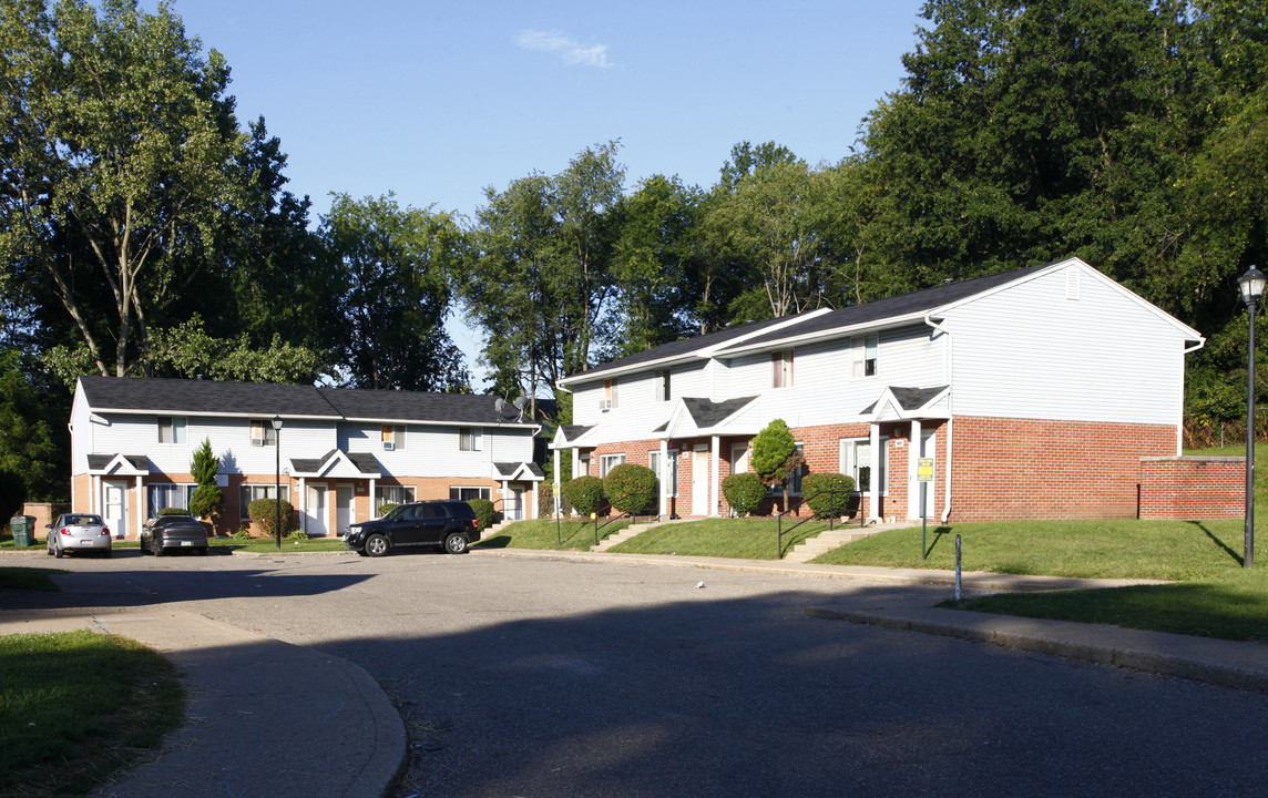 Underhill Gardens in Massillon, OH - Building Photo