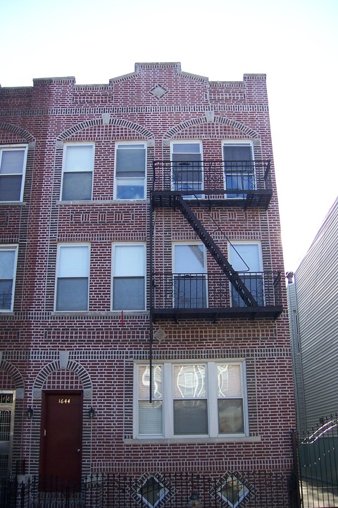 16-44 Norman St in Flushing, NY - Foto de edificio