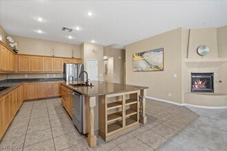 425 Via Stretto Ave in Henderson, NV - Foto de edificio - Building Photo