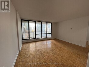 101 Roehampton Ave in Toronto, ON - Building Photo - Building Photo