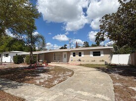 208 Wilshire Dr in Casselberry, FL - Building Photo