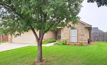 811 Dogwood Ct in Moore, OK - Foto de edificio - Building Photo