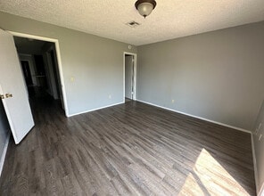 106 Brookview Dr in Elk City, OK - Building Photo - Building Photo