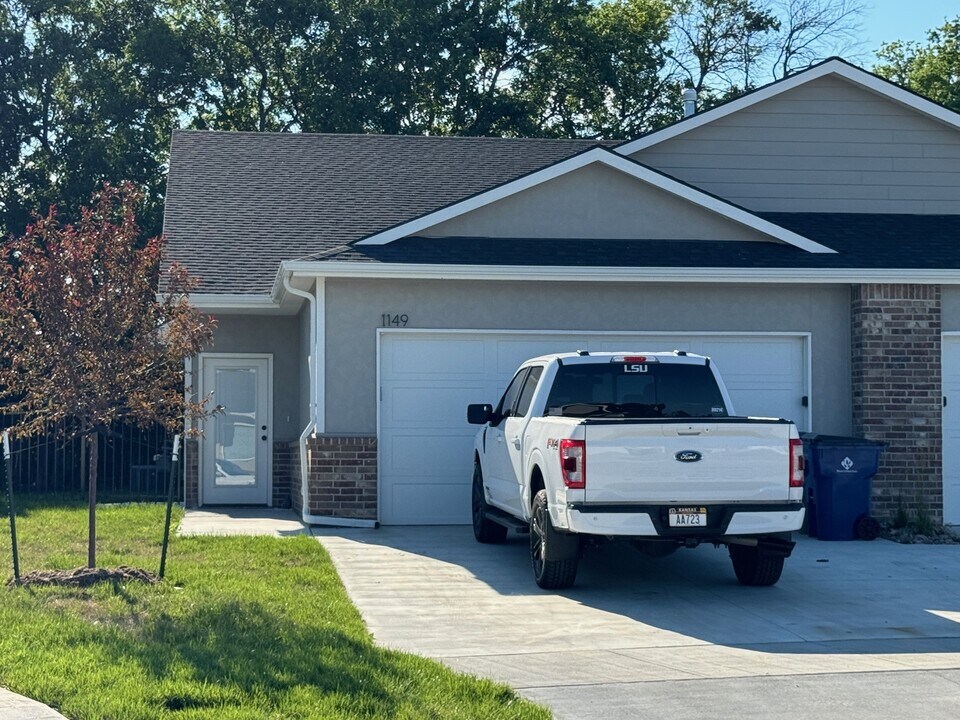 1149 N Broadview St in Andover, KS - Building Photo