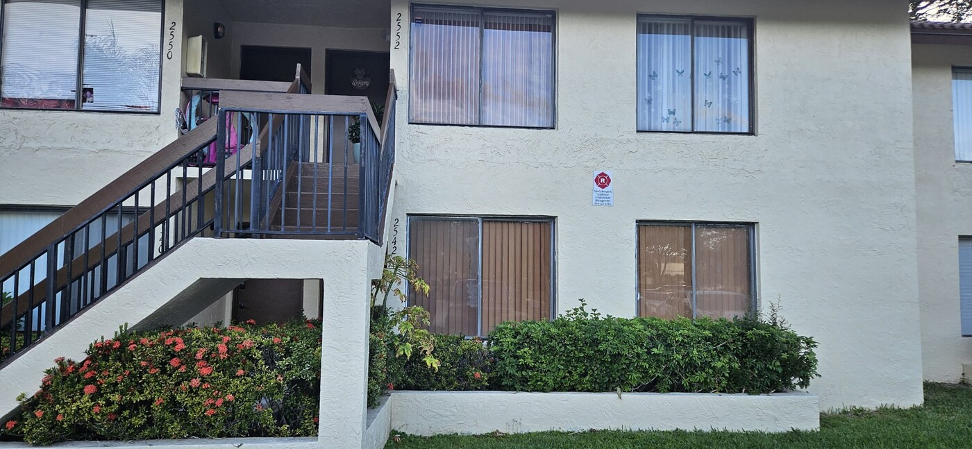 2542 Riverside Dr, Unit 214 in Coral Springs, FL - Building Photo