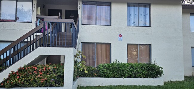property at 2542 Riverside Dr